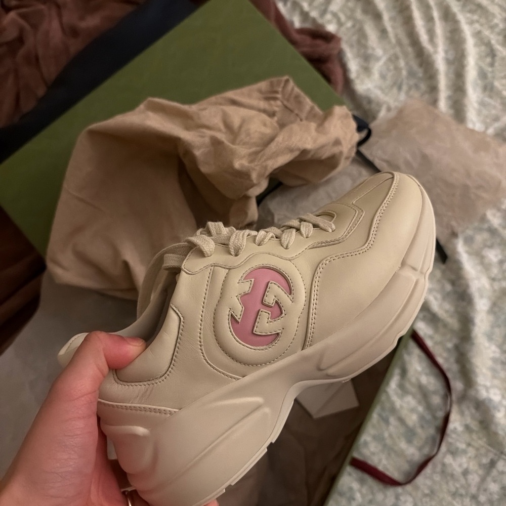 Gucci Women's Cream Sneakers with Pink Logo - Picture 8 of 8